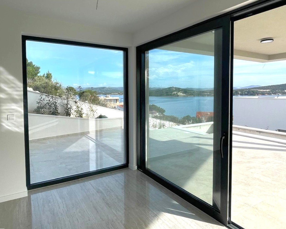 Nova, Luxusvilla, 150 m vom Meer entfernt, Panoramablick, Swimmingpool, Garage in Betina, Tisno