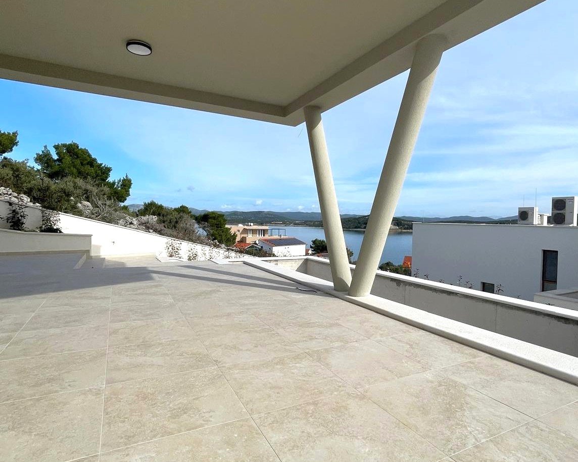 Nova, Luxusvilla, 150 m vom Meer entfernt, Panoramablick, Swimmingpool, Garage in Betina, Tisno