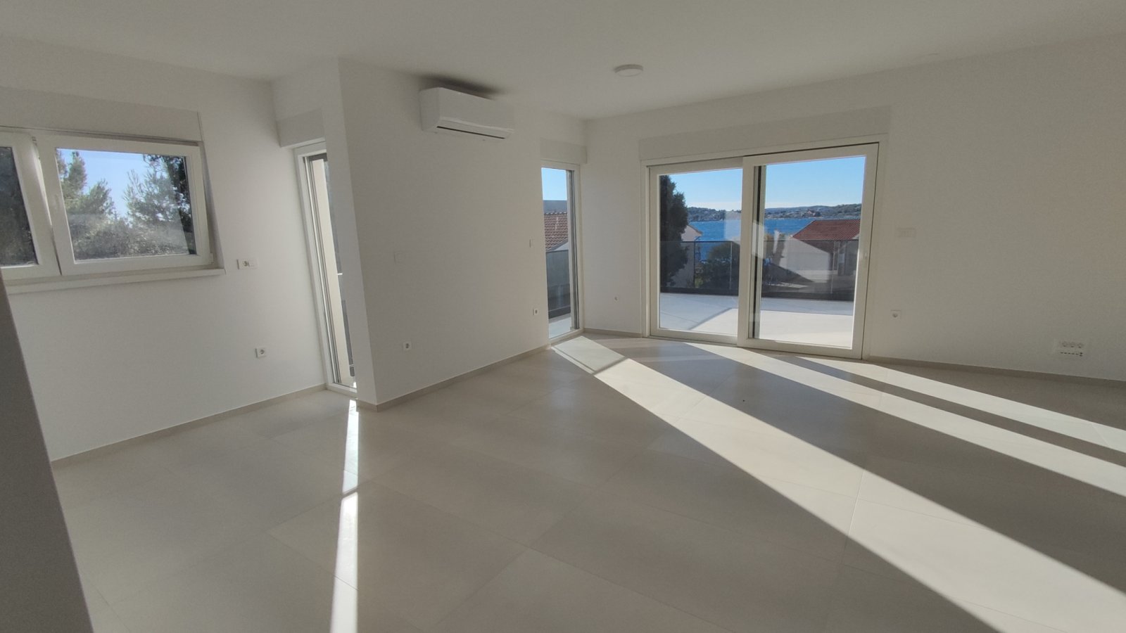 Luxuriöse Maisonette-Wohnung mit Dachterrasse, nur 100 m vom Meer entfernt in Vodice, Srima