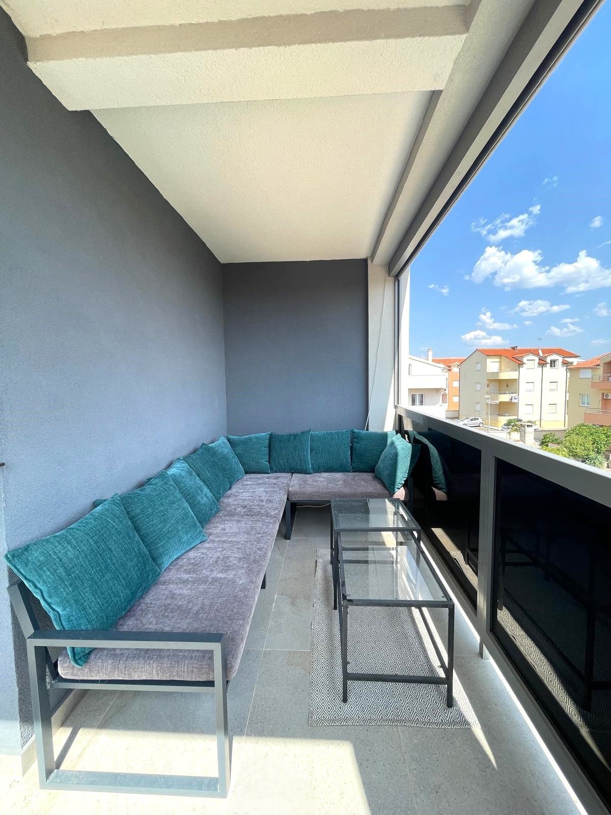 Luxuriös möbliertes Apartment mit vier Schlafzimmern und Terrasse, 700 Meter vom Strand in Vodice entfernt