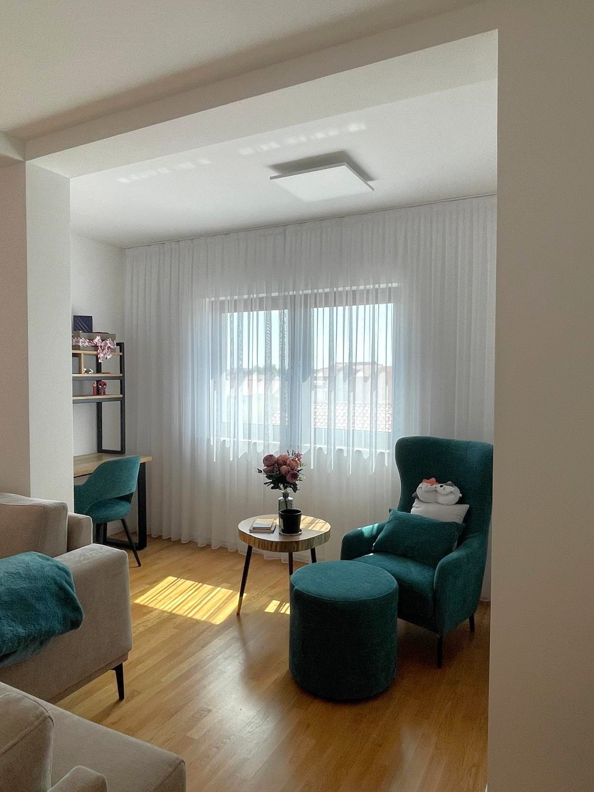 Luxuriös möbliertes Apartment mit vier Schlafzimmern und Terrasse, 700 Meter vom Strand in Vodice entfernt