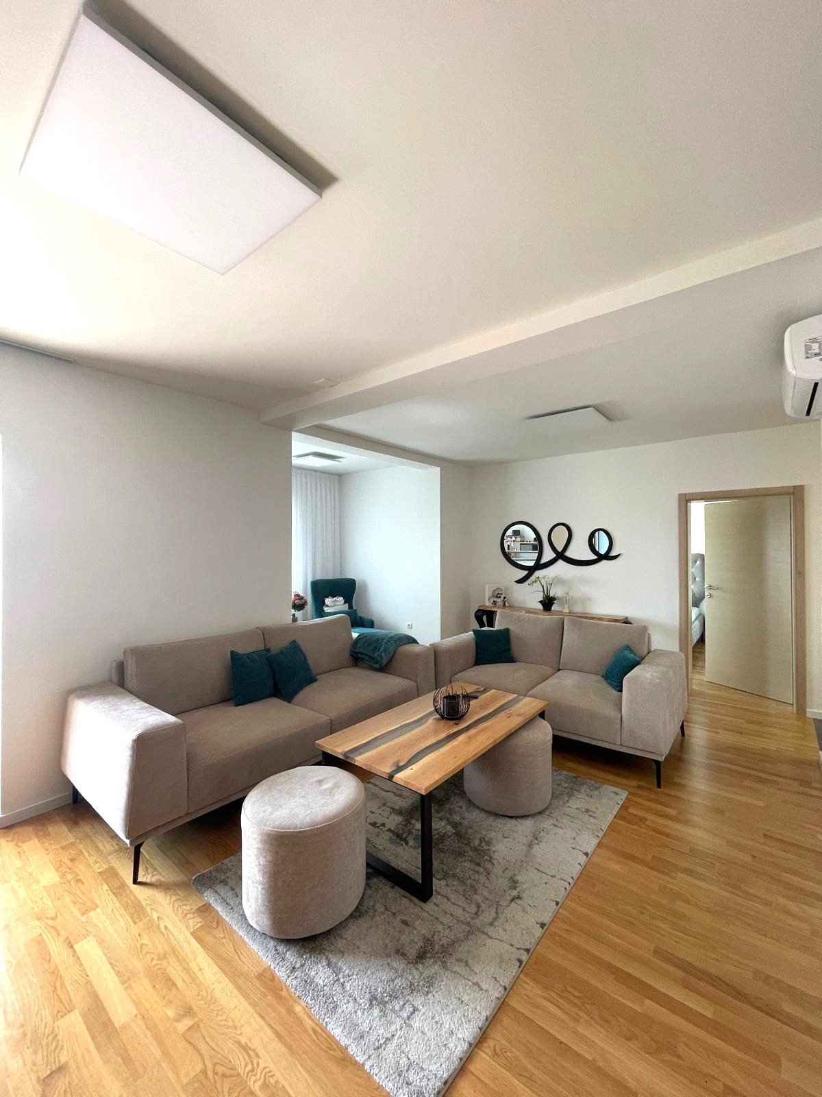 Luxuriös möbliertes Apartment mit vier Schlafzimmern und Terrasse, 700 Meter vom Strand in Vodice entfernt