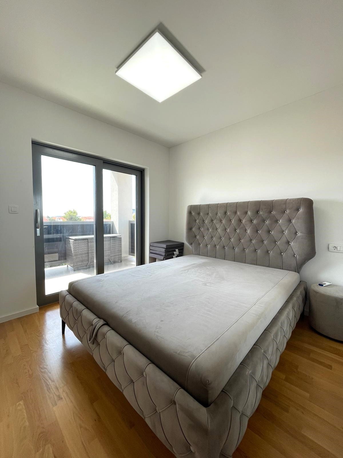 Luxuriös möbliertes Apartment mit vier Schlafzimmern und Terrasse, 700 Meter vom Strand in Vodice entfernt