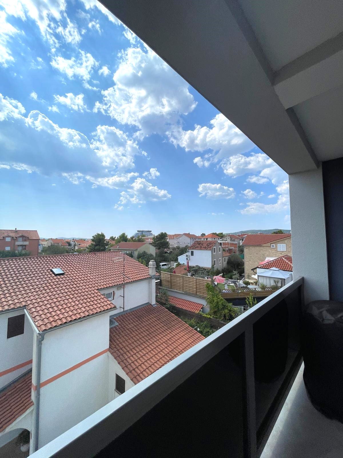 Luxuriös möbliertes Apartment mit vier Schlafzimmern und Terrasse, 700 Meter vom Strand in Vodice entfernt
