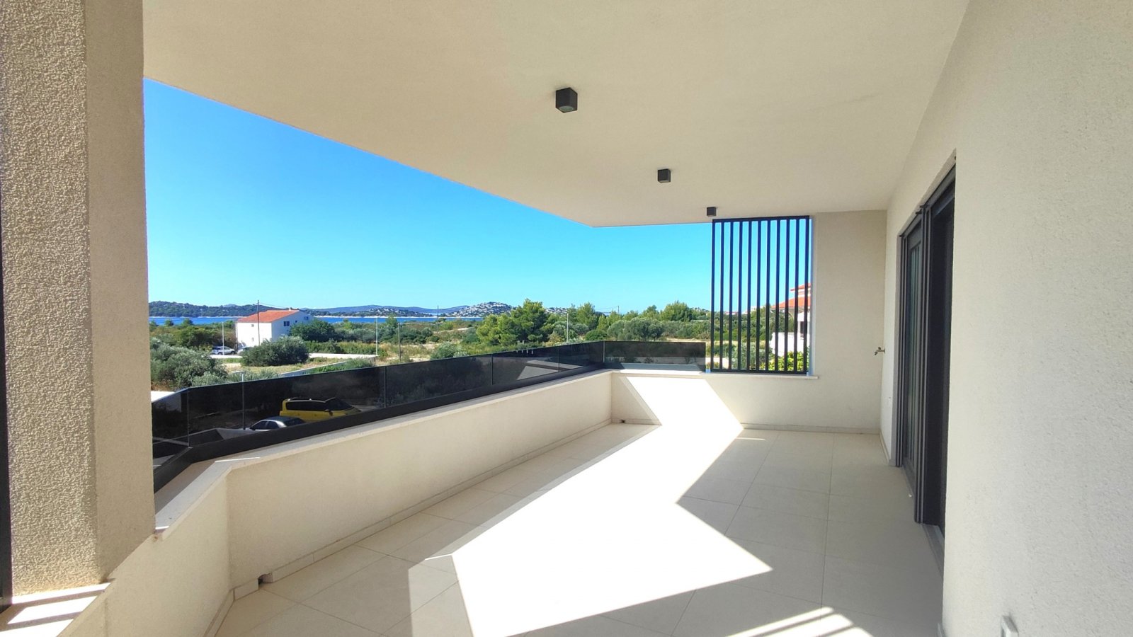 Modernes Apartment mit Meerblick, 400 m vom Strand von Vodice entfernt.