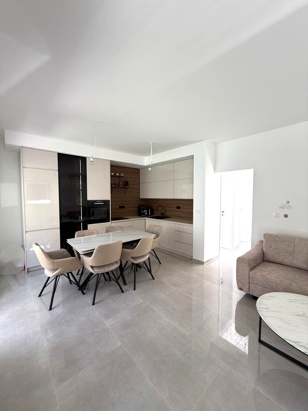 Modernes Doppelhaus mit Meerblick und nur wenige Schritte vom Strand von Srima entfernt