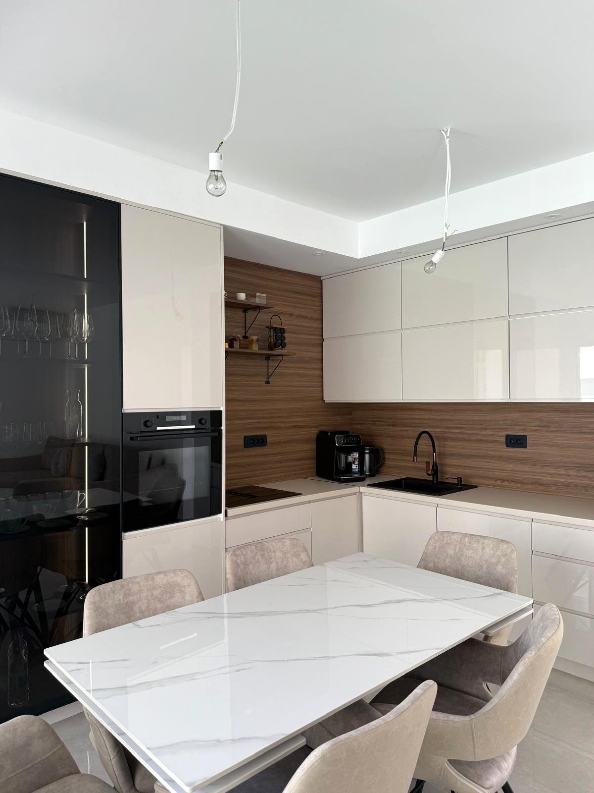 Modernes Doppelhaus mit Meerblick und nur wenige Schritte vom Strand von Srima entfernt