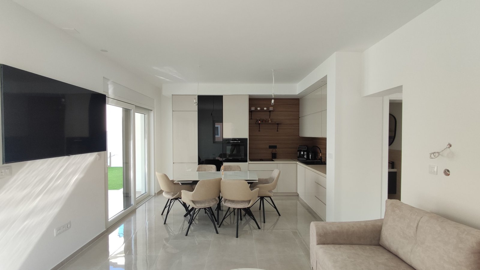 Modernes Doppelhaus mit Meerblick und nur wenige Schritte vom Strand von Srima entfernt