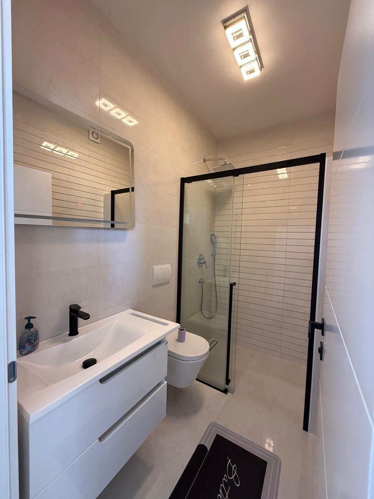 Modernes Doppelhaus mit Meerblick und nur wenige Schritte vom Strand von Srima entfernt