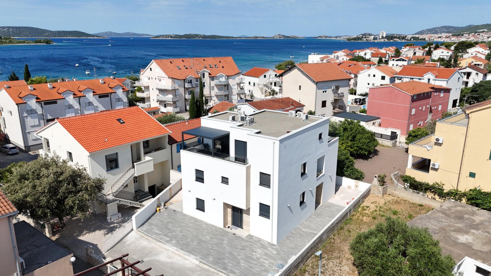 Modernes Doppelhaus mit Meerblick und nur wenige Schritte vom Strand von Srima entfernt