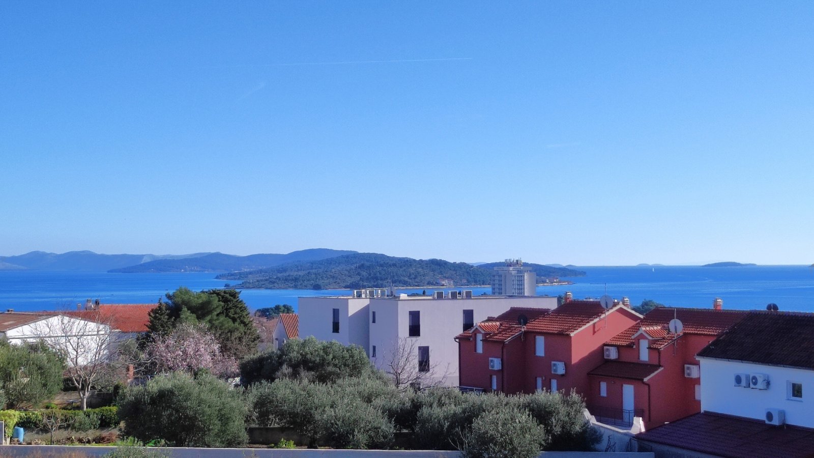 Luxuriöses Doppelhaus mit Swimmingpool und Panoramablick auf das Meer in Vodice