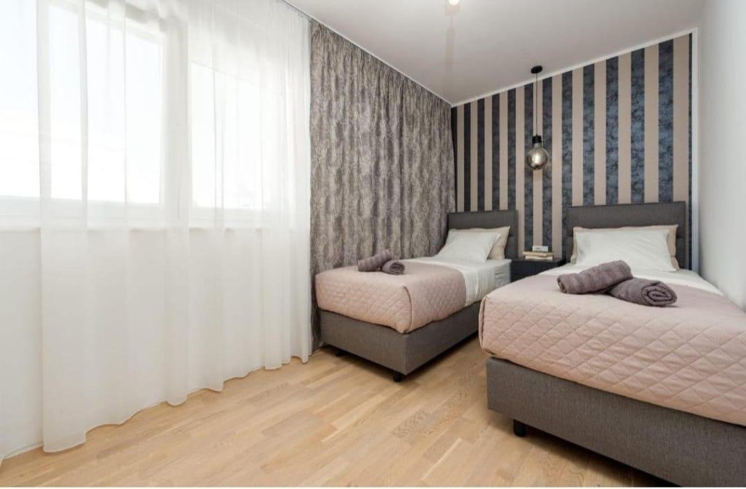 Modernes Doppelhaus mit Meerblick und Pool in ruhiger Lage – Privlaka