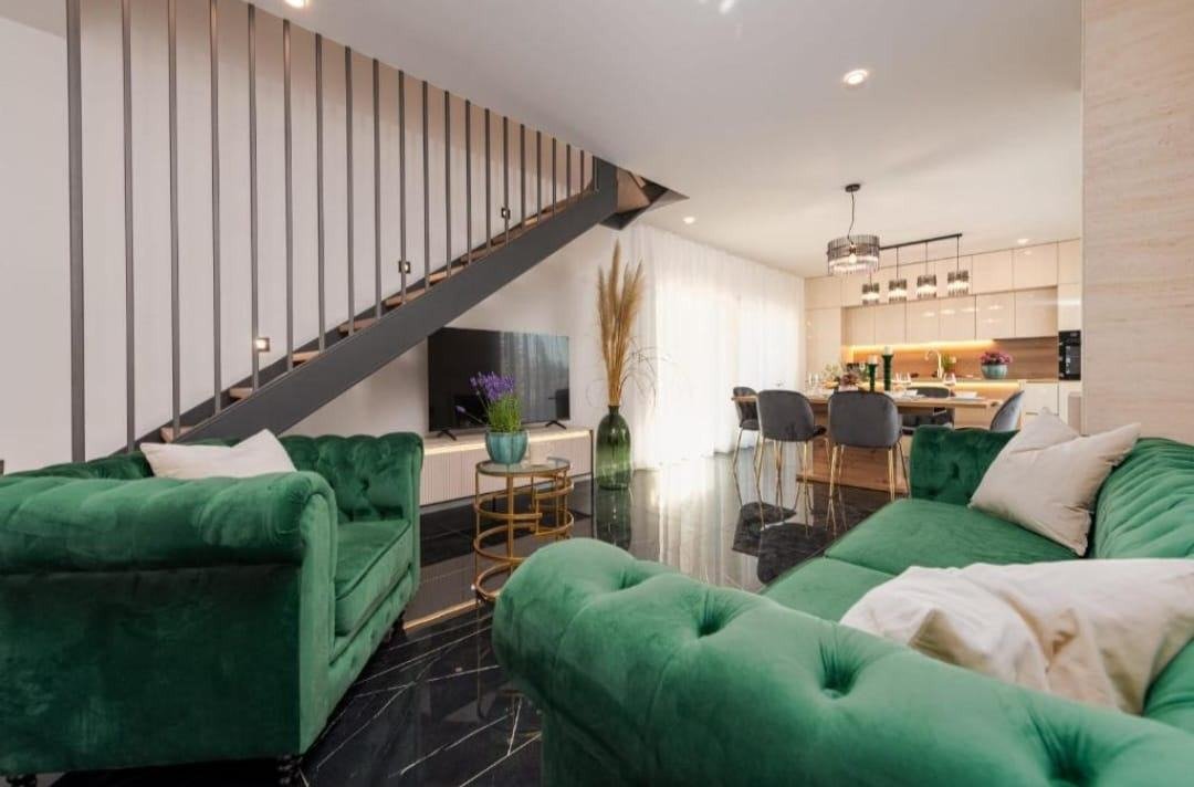 Modernes Doppelhaus mit Meerblick und Pool in ruhiger Lage – Privlaka