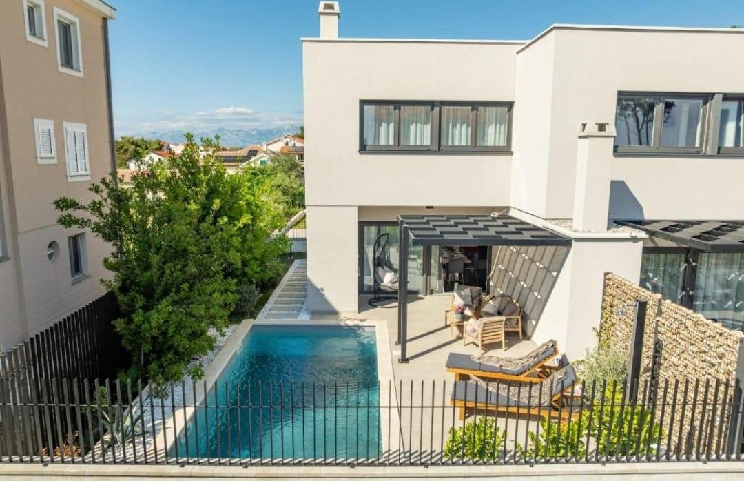 Modernes Doppelhaus mit Meerblick und Pool in ruhiger Lage – Privlaka