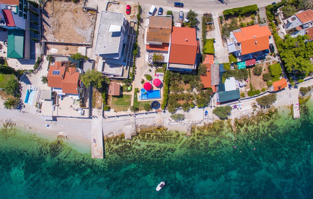 Außergewöhnliches Strandhaus mit direktem Meerblick und Panoramablick in Slatina, Čiovo, Kroatien