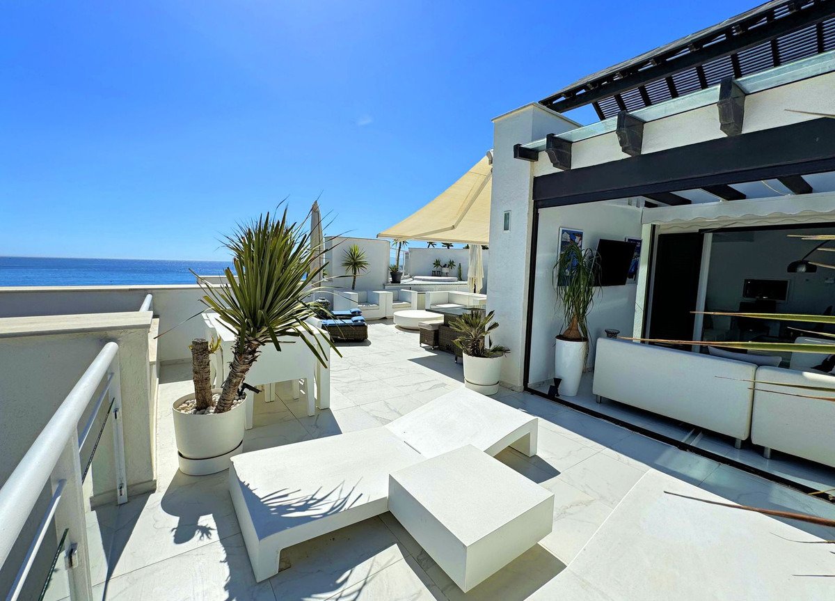 Luxuriöses Penthouse in erster Strandreihe mit 200 m² Terrasse und atemberaubendem Meerblick.