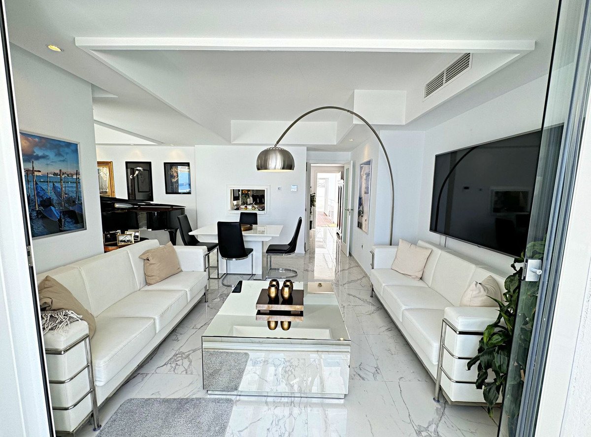 Luxuriöses Penthouse in erster Strandreihe mit 200 m² Terrasse und atemberaubendem Meerblick.