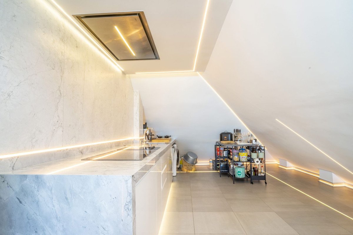 Exklusives, modernes 2-Zimmer-Apartment in Manila mit atemberaubendem Meerblick