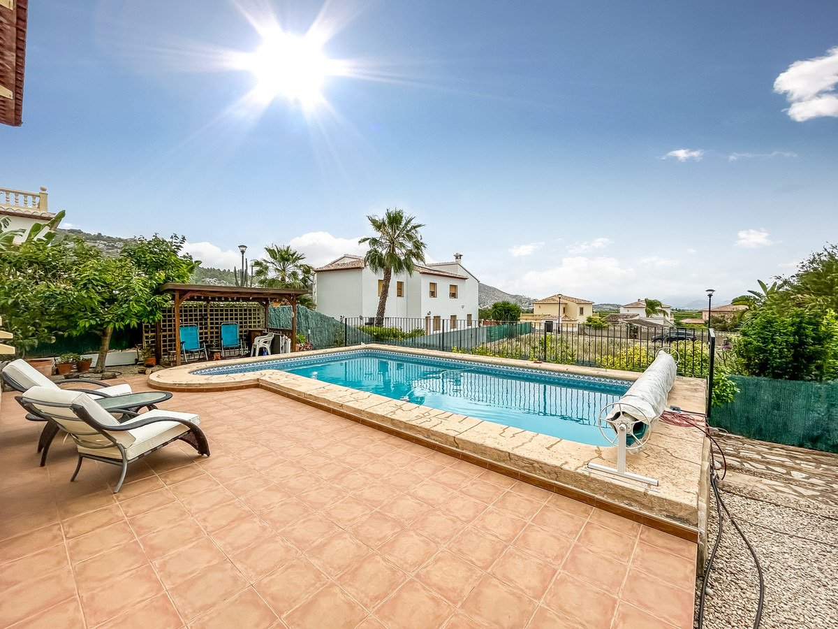 Wunderschöne, freistehende Villa mit 3 Schlafzimmern und 2 Bädern in der Nähe des Zentrums von Sagra, Alicante.