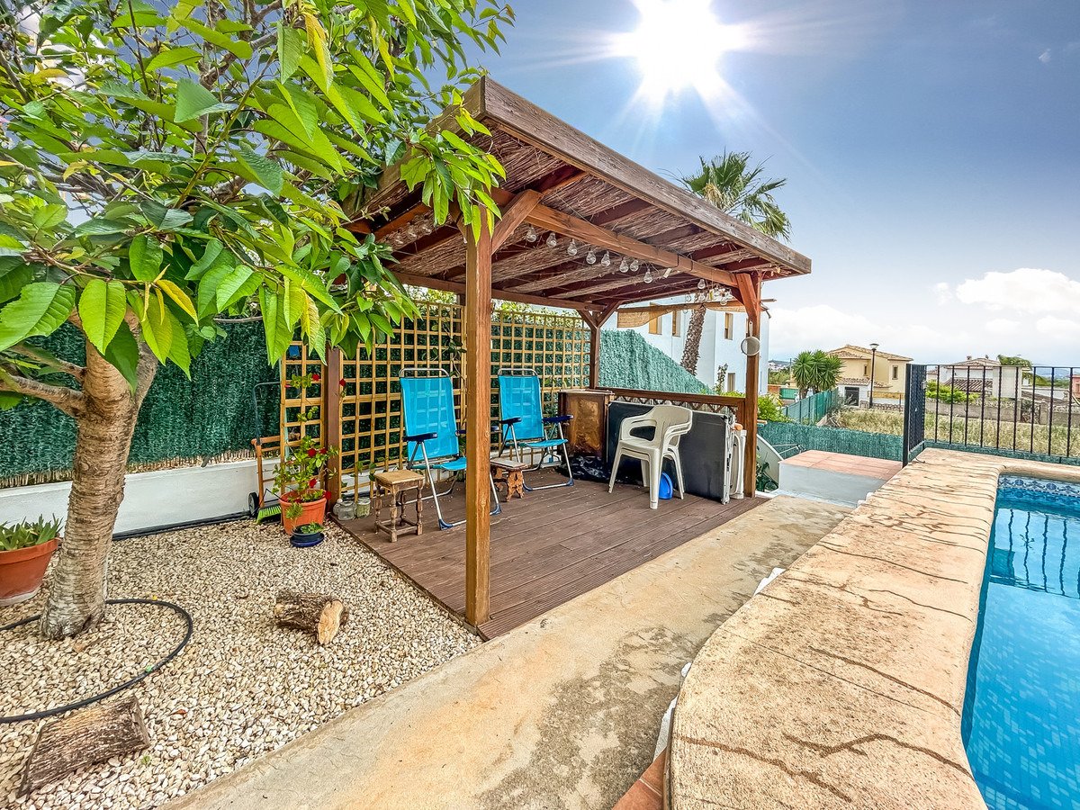 Wunderschöne, freistehende Villa mit 3 Schlafzimmern und 2 Bädern in der Nähe des Zentrums von Sagra, Alicante.