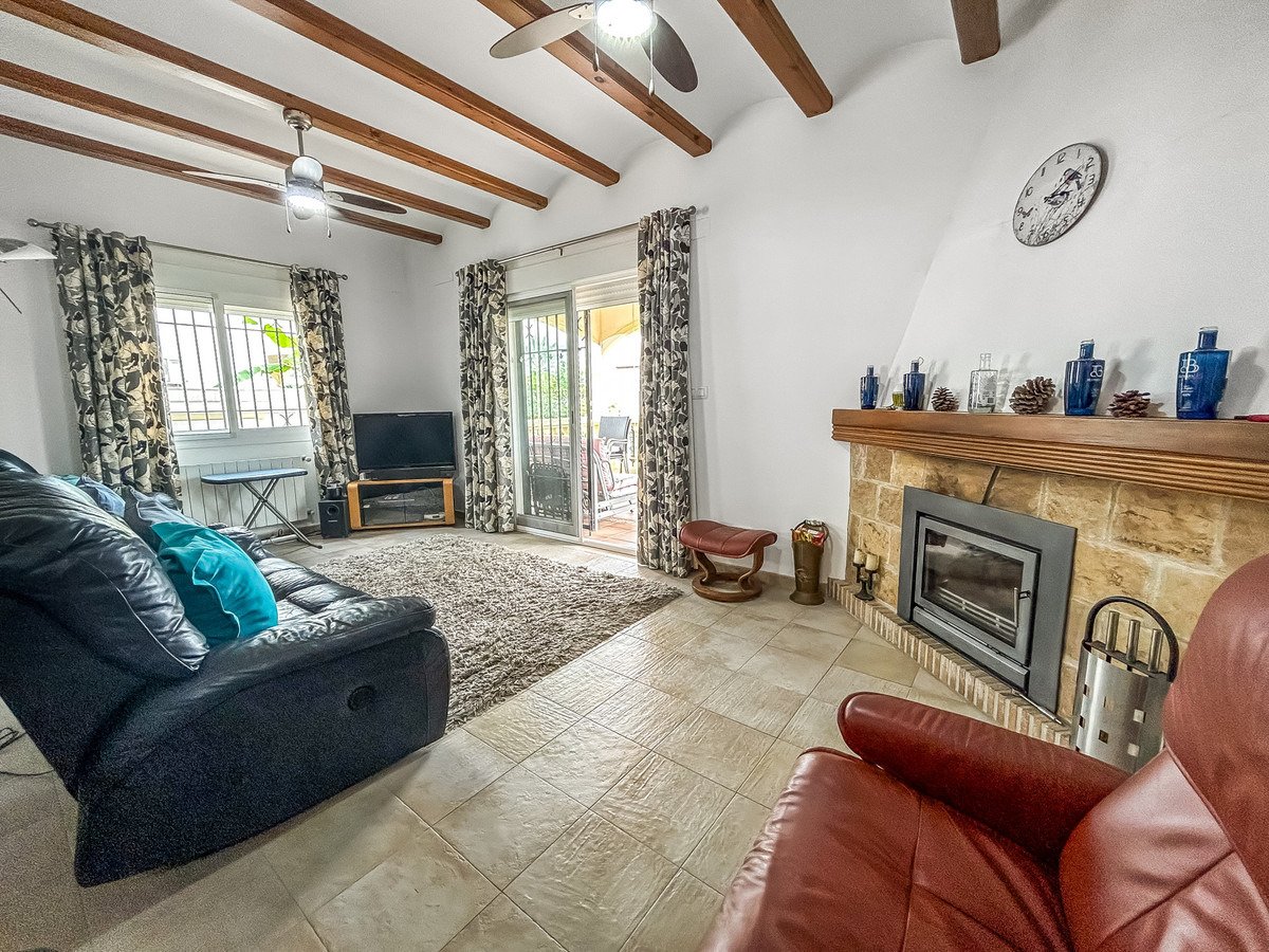 Wunderschöne, freistehende Villa mit 3 Schlafzimmern und 2 Bädern in der Nähe des Zentrums von Sagra, Alicante.