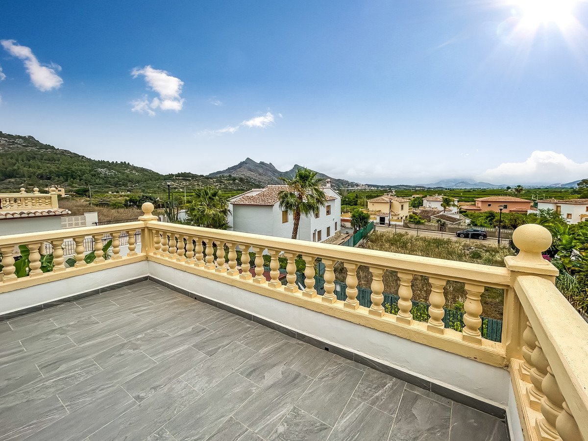 Wunderschöne, freistehende Villa mit 3 Schlafzimmern und 2 Bädern in der Nähe des Zentrums von Sagra, Alicante.