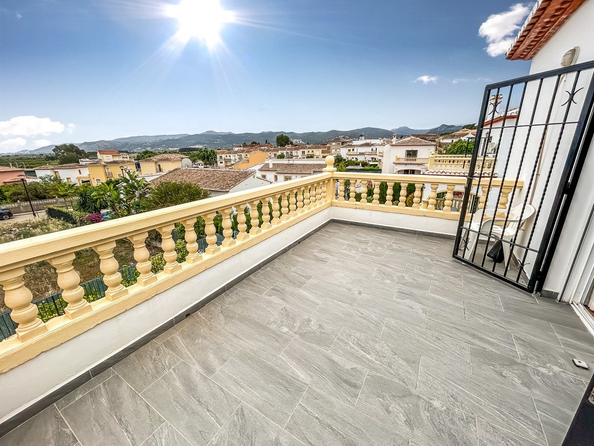 Wunderschöne, freistehende Villa mit 3 Schlafzimmern und 2 Bädern in der Nähe des Zentrums von Sagra, Alicante.