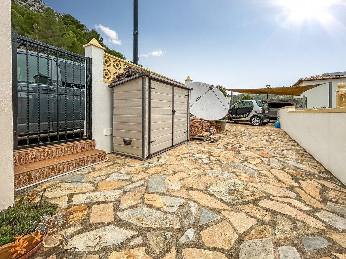 Wunderschöne, freistehende Villa mit 3 Schlafzimmern und 2 Bädern in der Nähe des Zentrums von Sagra, Alicante.