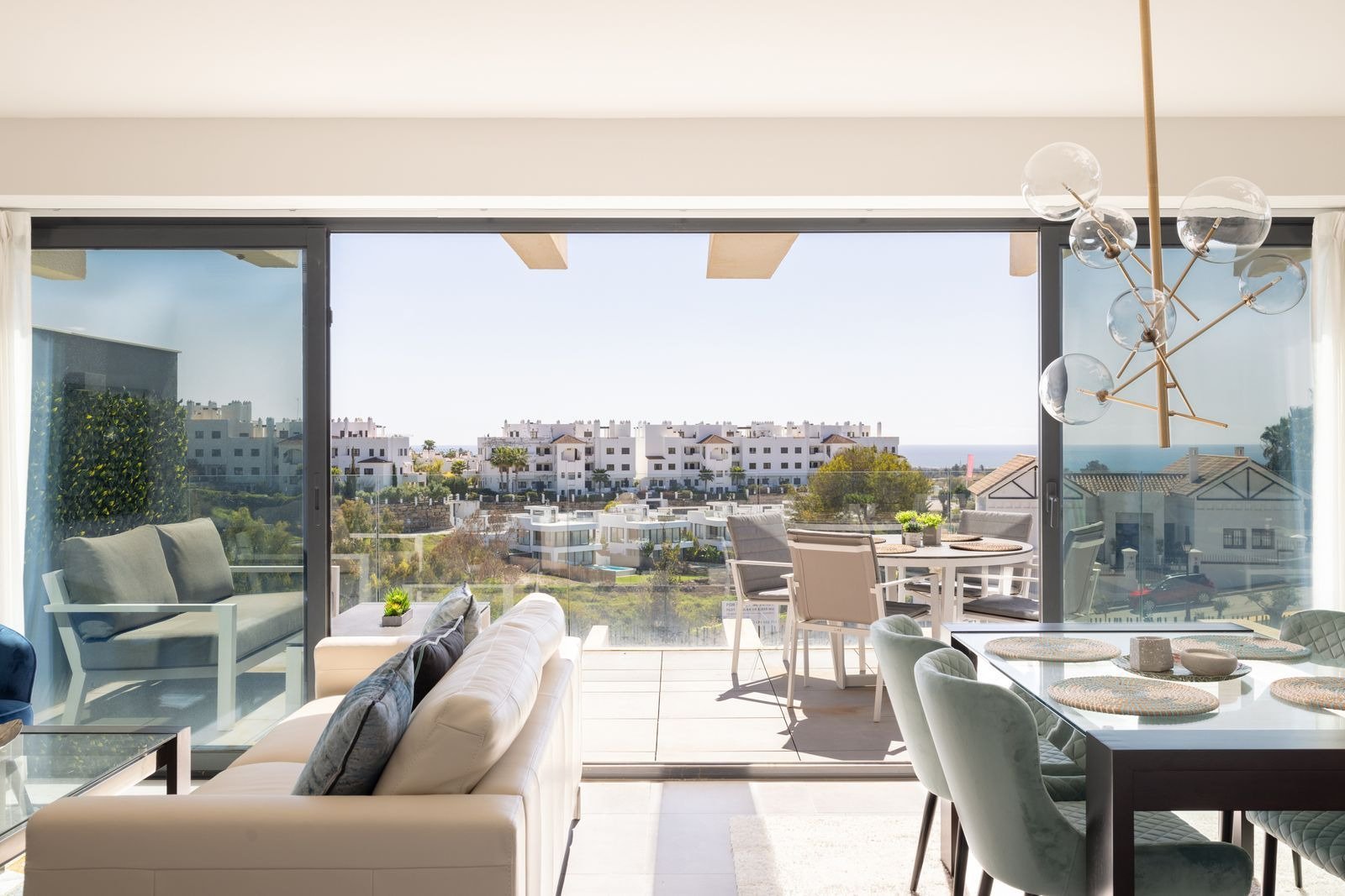 Modernes Apartment mit atemberaubendem Meerblick in La Resina, Costa del Sol