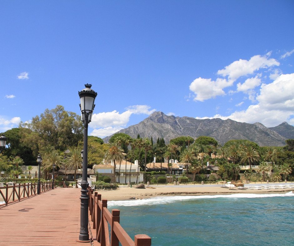 Stilvolles Apartment nur 5 Gehminuten vom Strand entfernt – im Herzen des luxuriösen Marbella!