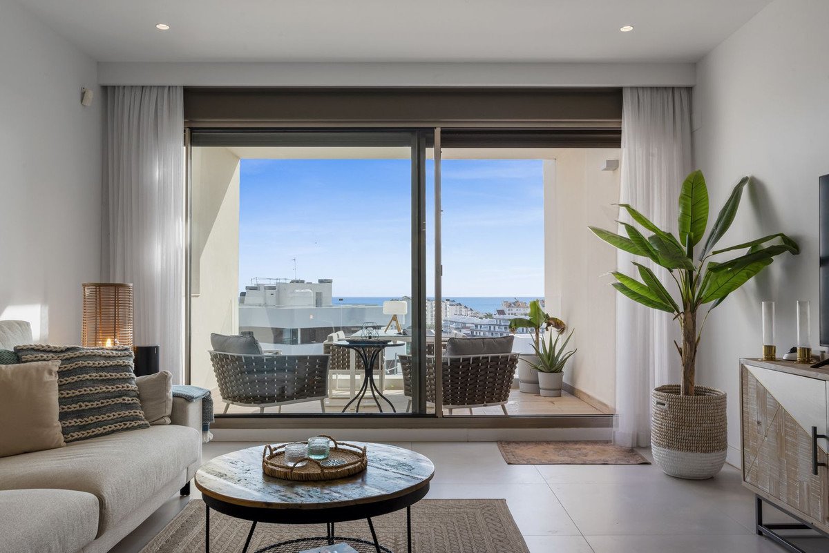 Elegante Maisonette-Wohnung mit Aussicht, Terrasse und zwei Garagen in der prestigeträchtigen Lage von Las Mesas, Estepona