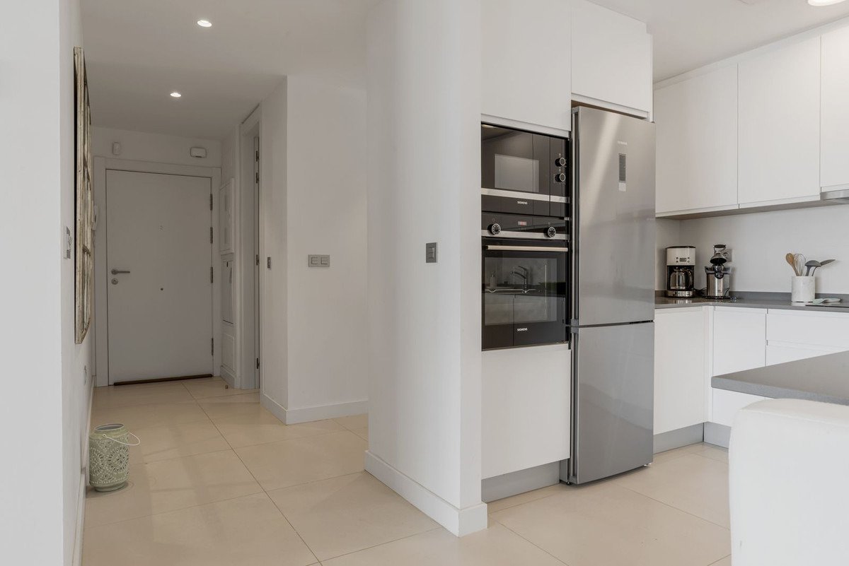 Elegante Maisonette-Wohnung mit Aussicht, Terrasse und zwei Garagen in der prestigeträchtigen Lage von Las Mesas, Estepona