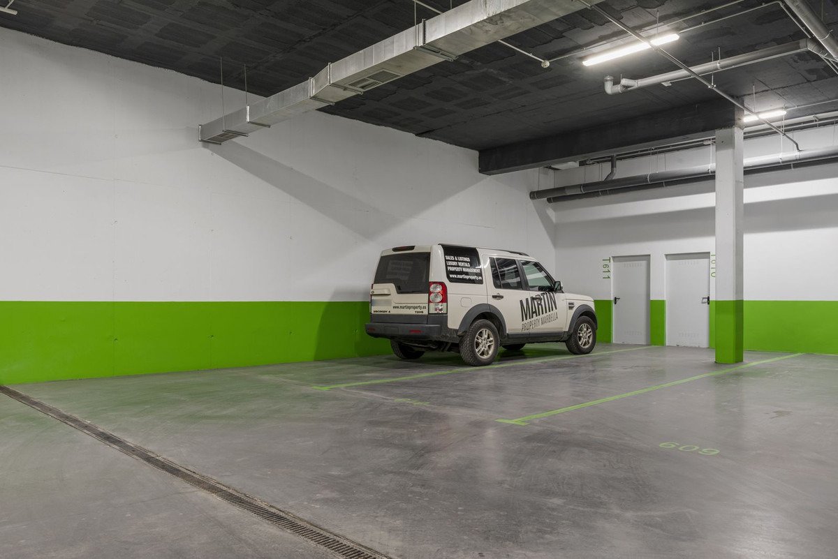 Elegante Maisonette-Wohnung mit Aussicht, Terrasse und zwei Garagen in der prestigeträchtigen Lage von Las Mesas, Estepona