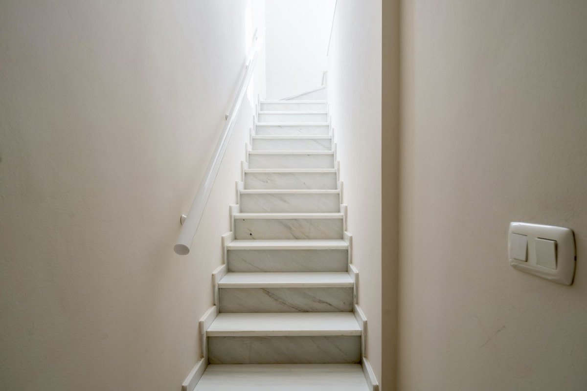 Penthouse im Herzen von San Pedro mit Panoramablick – moderne Eleganz mit mediterranem Flair