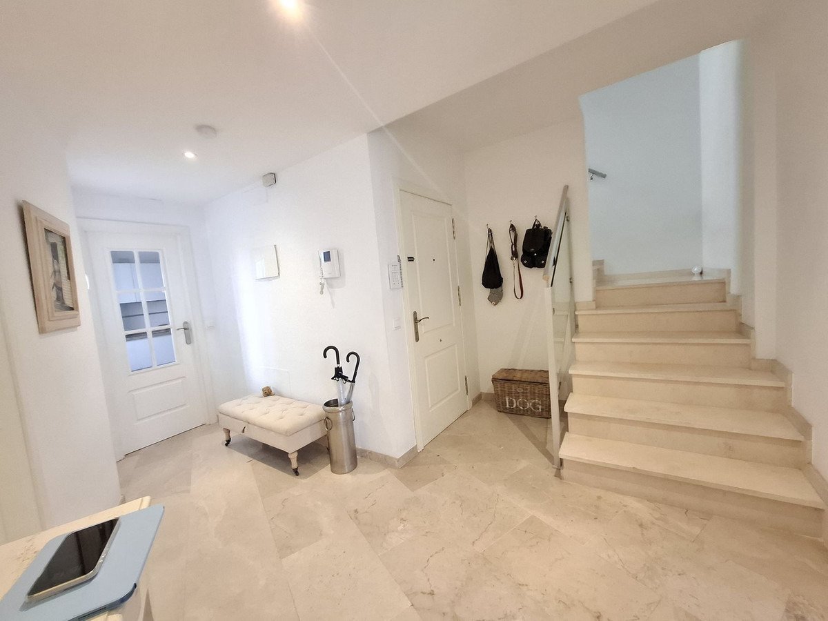 Helles Duplex-Penthouse, 100 m vom Strand La Bajadilla entfernt – Marbella