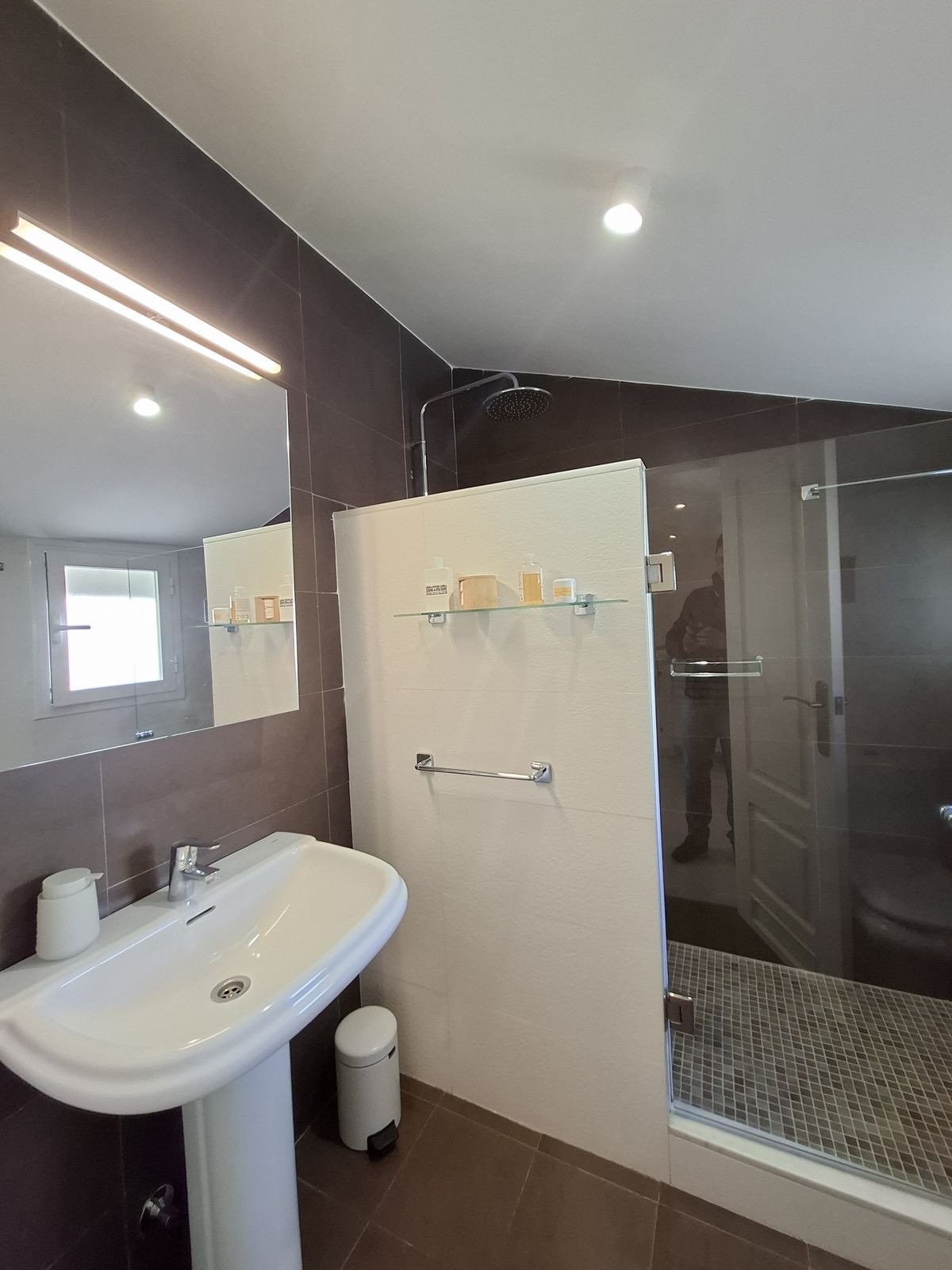 Helles Duplex-Penthouse, 100 m vom Strand La Bajadilla entfernt – Marbella