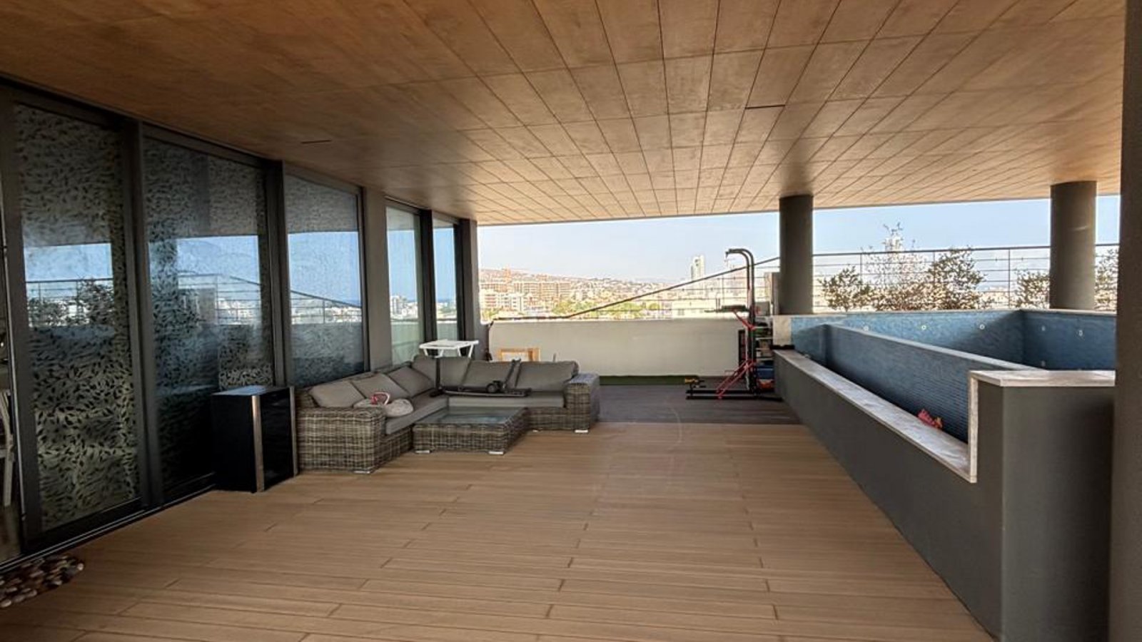 Luxuriöses Apartment mit vier Schlafzimmern → nur wenige Gehminuten vom Strand entfernt → Limassol