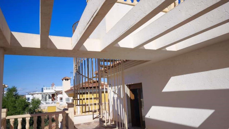 Elegante Villa mit Pool in der Nähe von Salzwasserlagunen und Stränden, Torrevieja