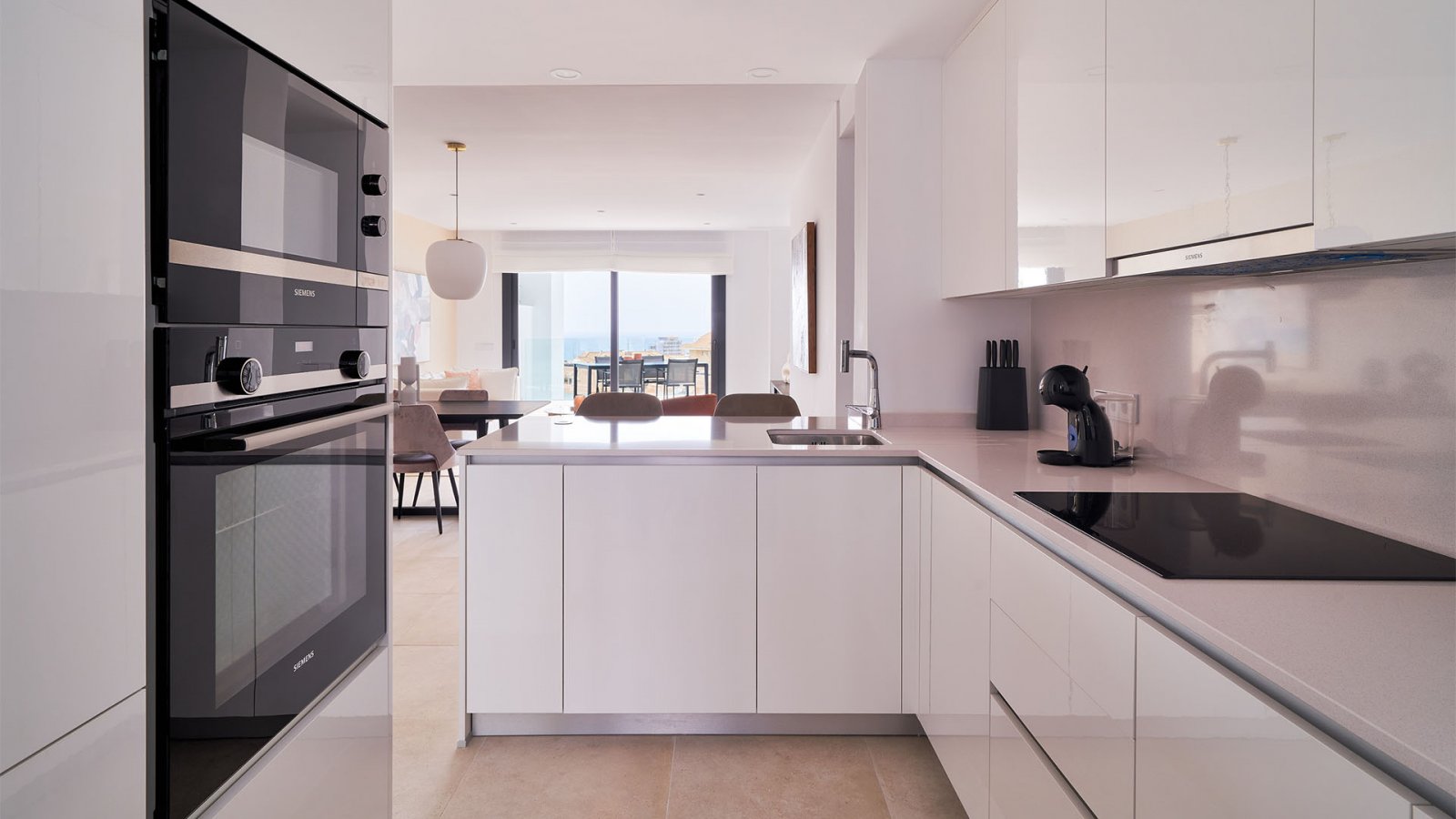 Moderne Apartments in einem prestigeträchtigen Ferienresort am Strand von El Carvajal → Fuengirola