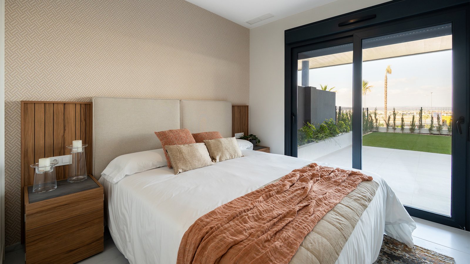 Modernes Apartment mit privatem Solarium, nur wenige Minuten vom Meer entfernt und in der Nähe von renommierten Golfplätzen.