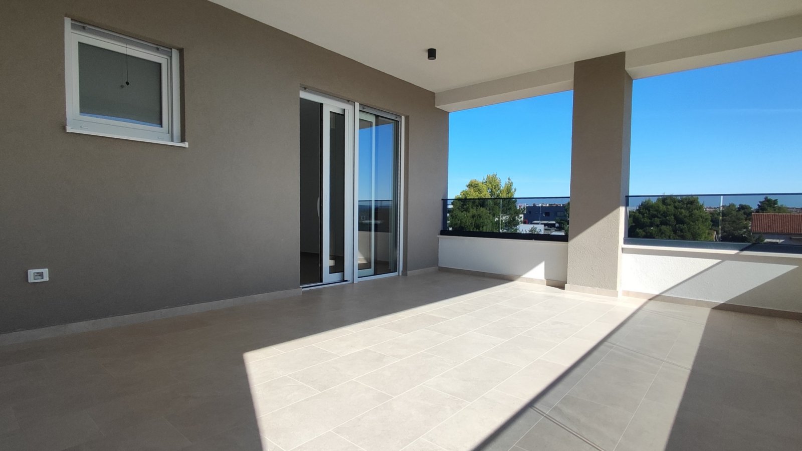 Modernes Apartment mit Panoramablick und zwei Kellern, Vodice