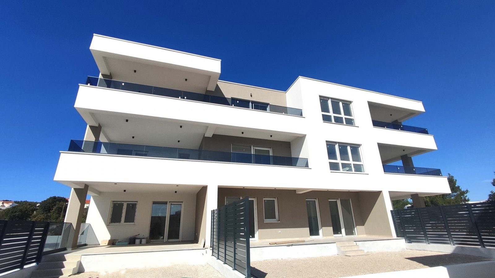 Modernes Apartment mit Panoramablick und zwei Kellern, Vodice