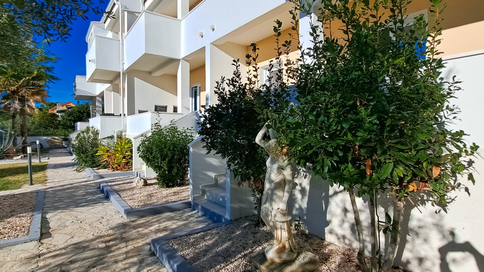 Zwei sonnige Apartments mit direktem Strandzugang und Garten auf der Insel Vir