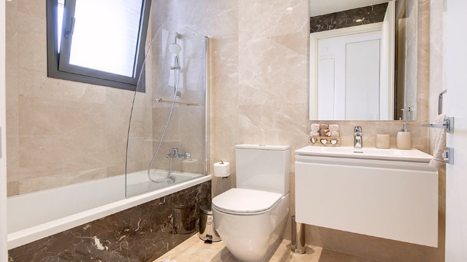 Luxuriöse Drei-Zimmer-Wohnung am Meer und am Dasoudi-Park, Limassol