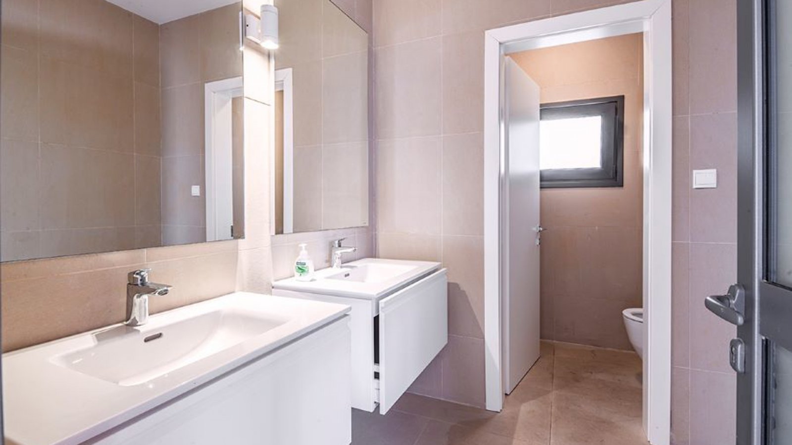 Luxuriöse Drei-Zimmer-Wohnung am Meer und am Dasoudi-Park, Limassol