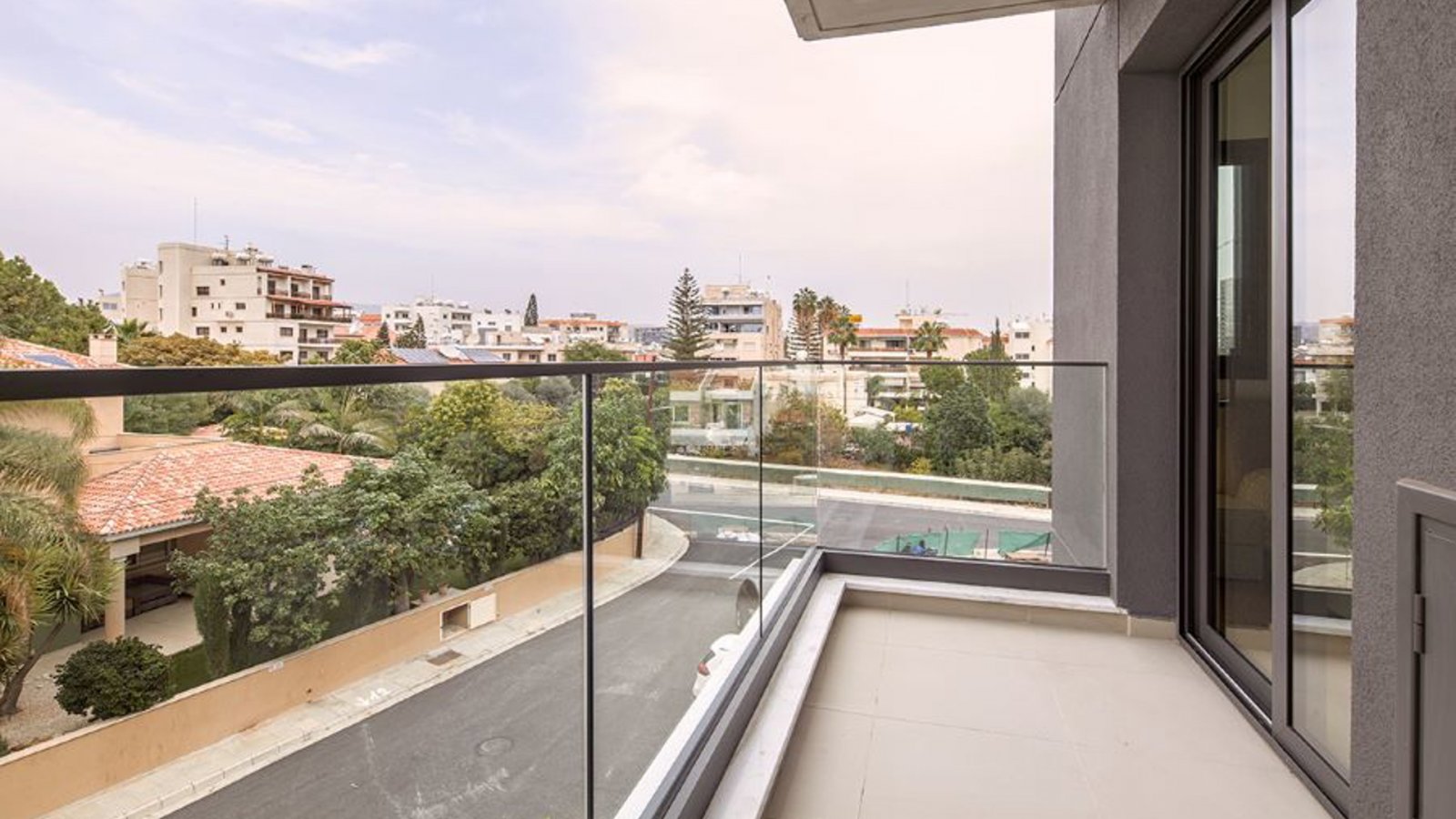 Luxuriöse Drei-Zimmer-Wohnung am Meer und am Dasoudi-Park, Limassol