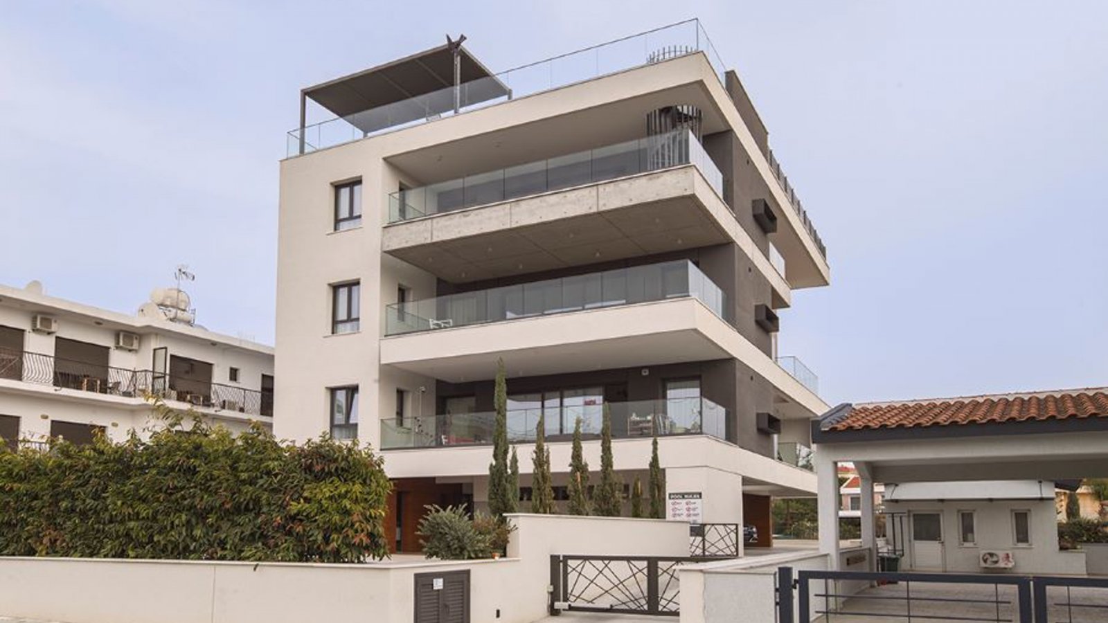 Luxuriöse Drei-Zimmer-Wohnung am Meer und am Dasoudi-Park, Limassol