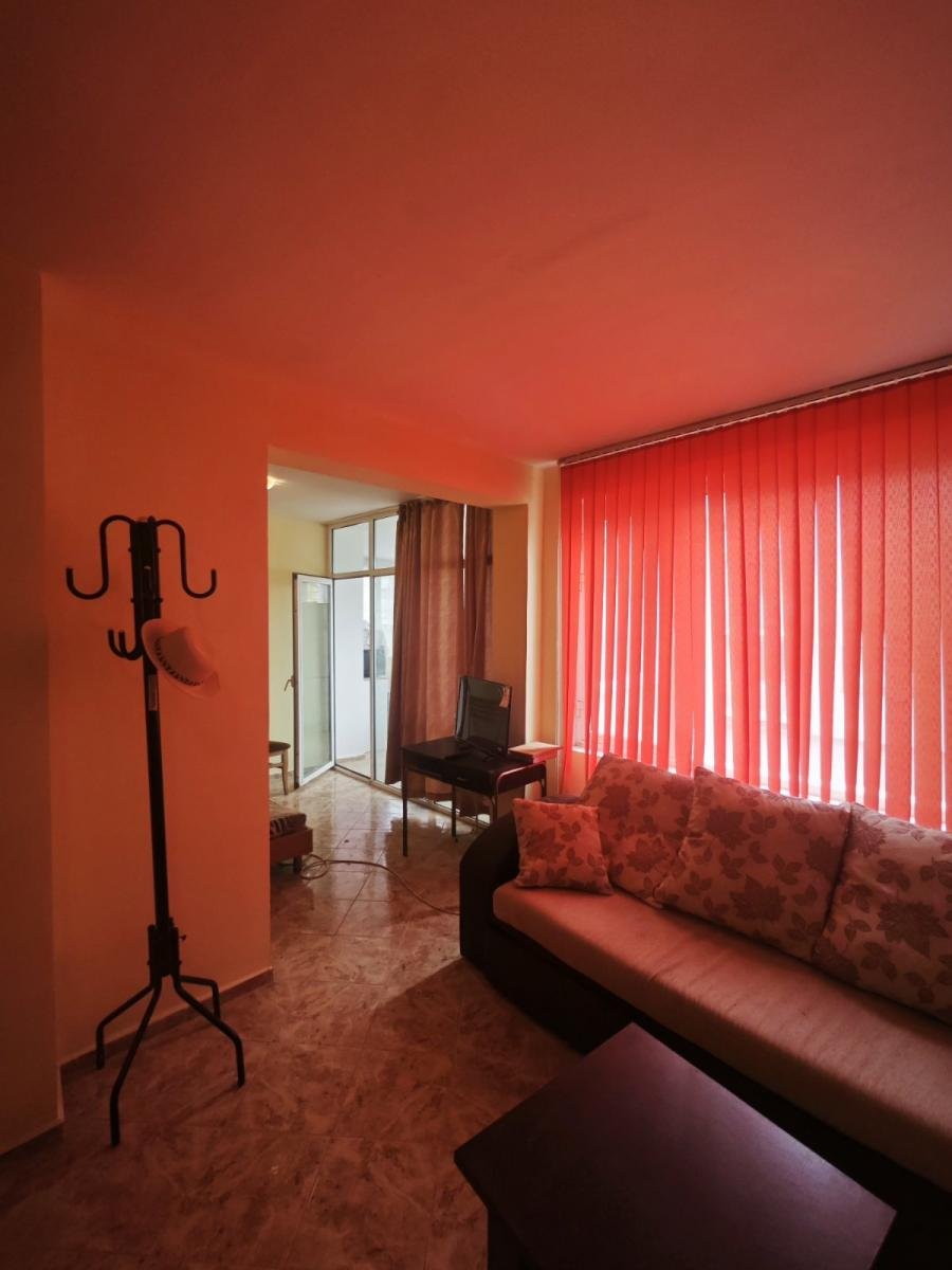 Large 200 m² Property with 7 Rooms – Great Investment Near the Sea