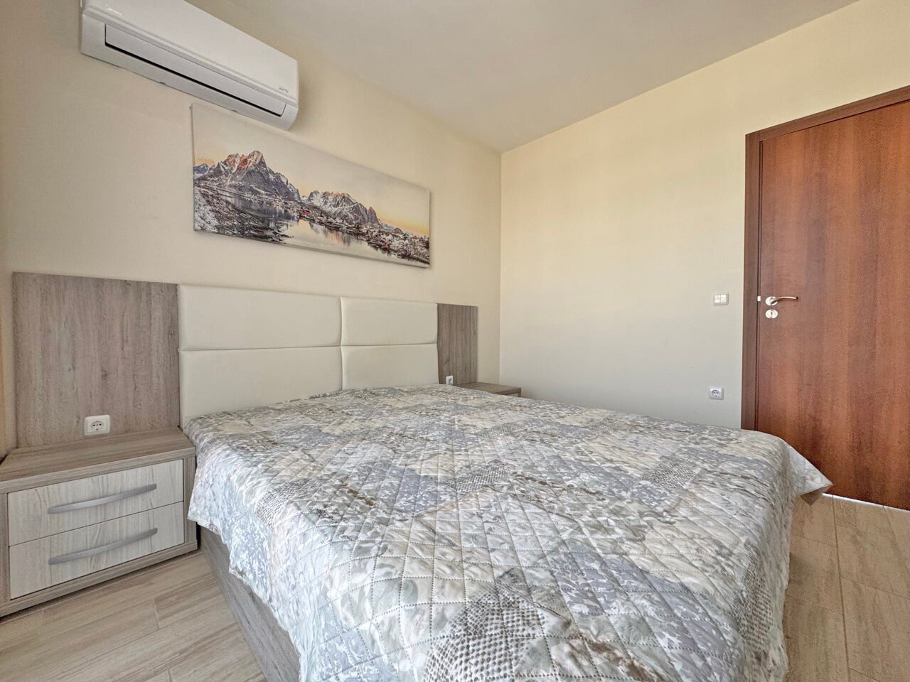 2-Zimmer-Wohnung mit Blick auf den Pool im exklusiven Komplex Cascadas 15 in Sonnenstrand, Bulgarien