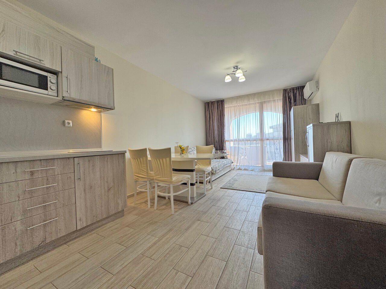 2-Zimmer-Wohnung mit Blick auf den Pool im exklusiven Komplex Cascadas 15 in Sonnenstrand, Bulgarien